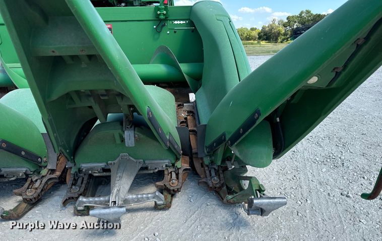 image for item MV9091 2012 John Deere  608C corn head