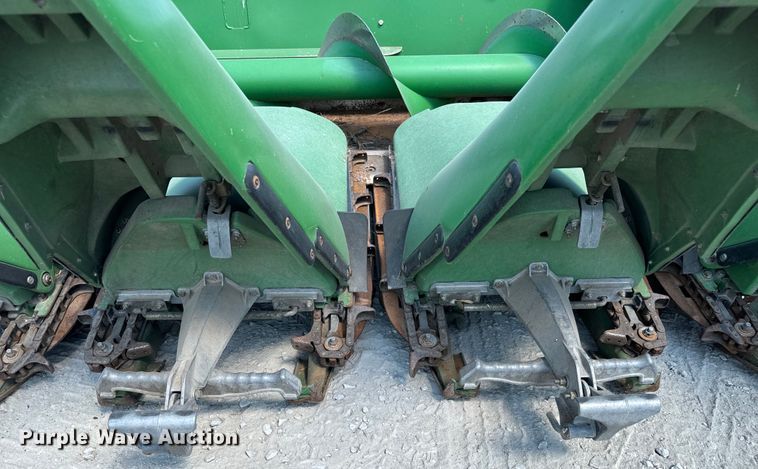 image for item MV9091 2012 John Deere  608C corn head
