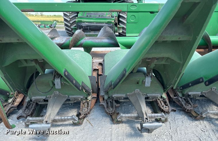 image for item MV9091 2012 John Deere  608C corn head