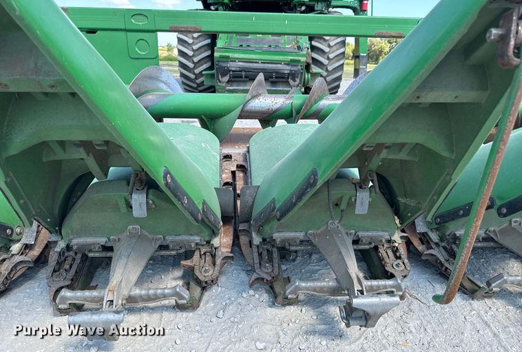 image for item MV9091 2012 John Deere  608C corn head