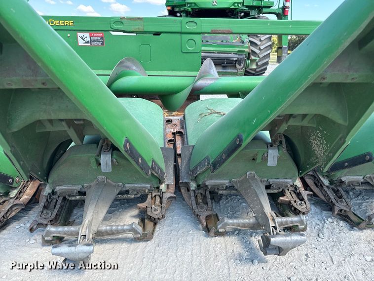 image for item MV9091 2012 John Deere  608C corn head