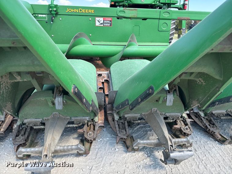 image for item MV9091 2012 John Deere  608C corn head