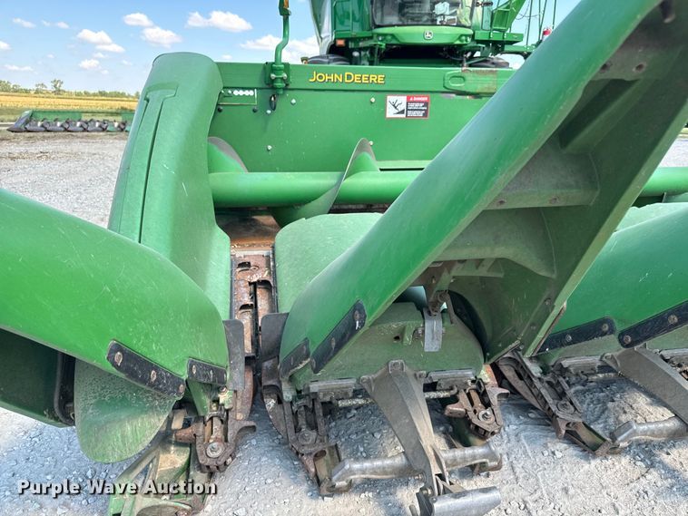 image for item MV9091 2012 John Deere  608C corn head
