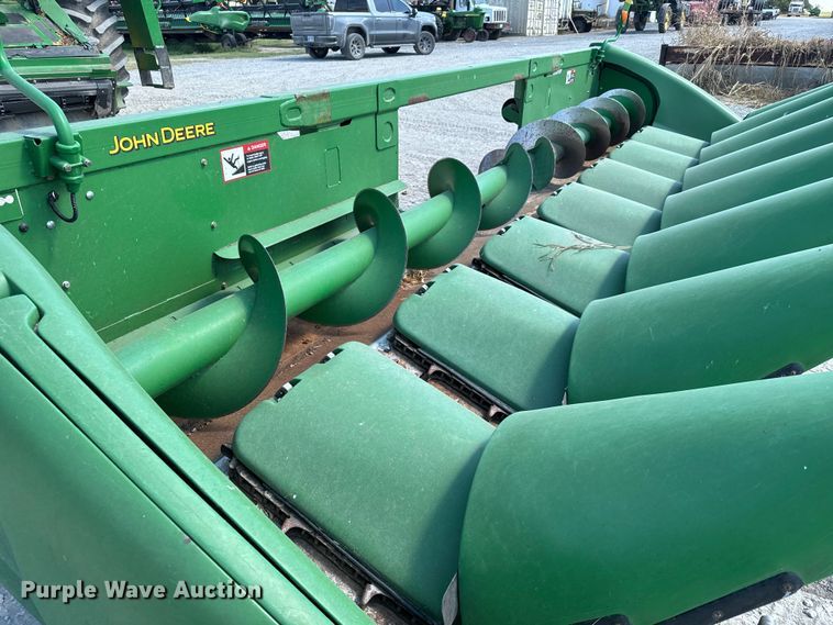 image for item MV9091 2012 John Deere  608C corn head