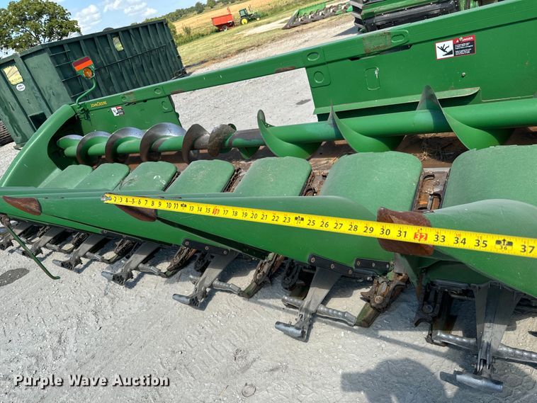 image for item MV9091 2012 John Deere  608C corn head