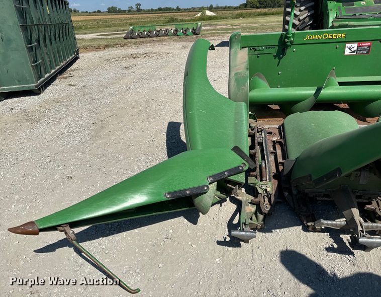 image for item MV9091 2012 John Deere  608C corn head