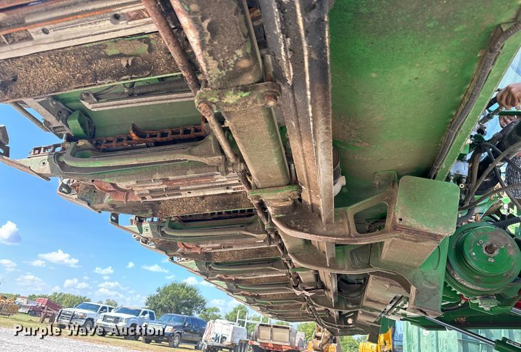 image for item MV9091 2012 John Deere  608C corn head