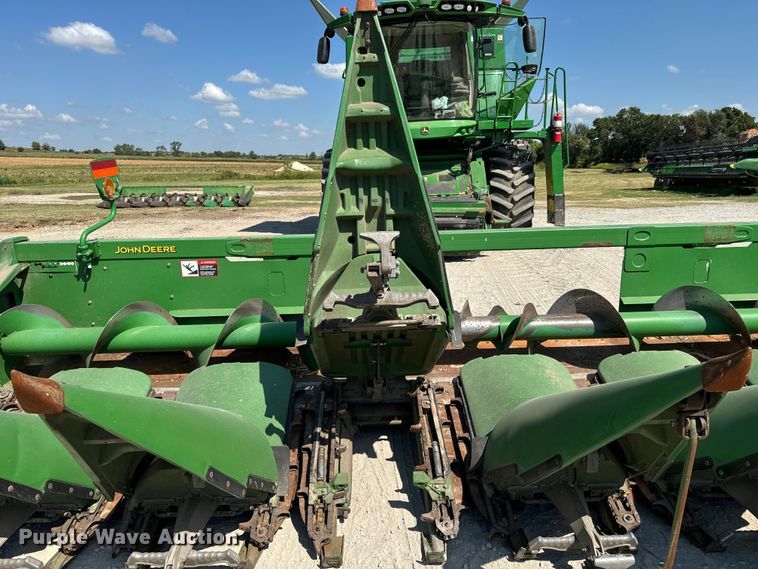 image for item MV9091 2012 John Deere  608C corn head