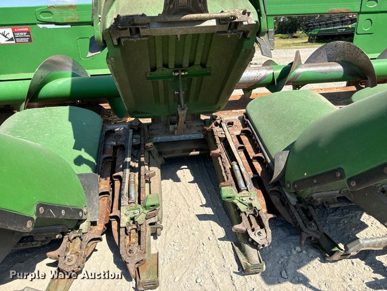 image for item MV9091 2012 John Deere  608C corn head