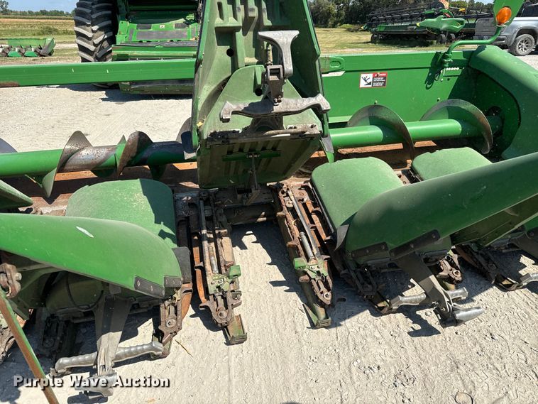 image for item MV9091 2012 John Deere  608C corn head