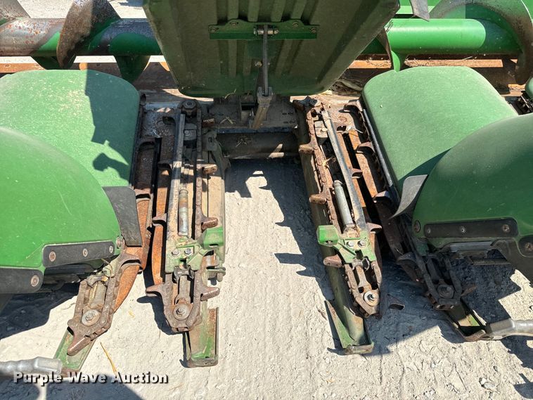 image for item MV9091 2012 John Deere  608C corn head