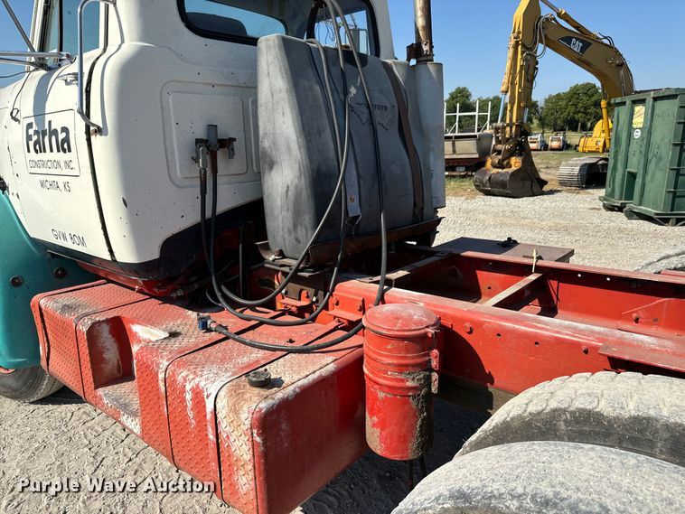 image for item MV9095 1971 Hendrickson semi truck