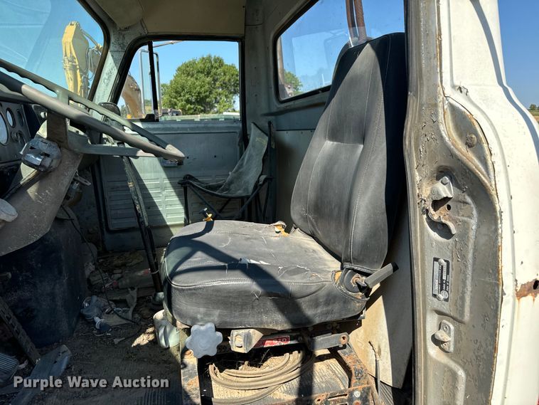 image for item MV9095 1971 Hendrickson semi truck