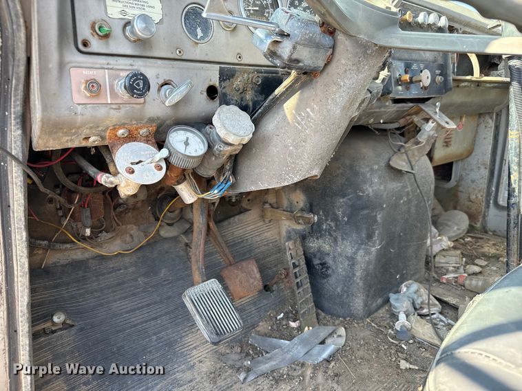 image for item MV9095 1971 Hendrickson semi truck