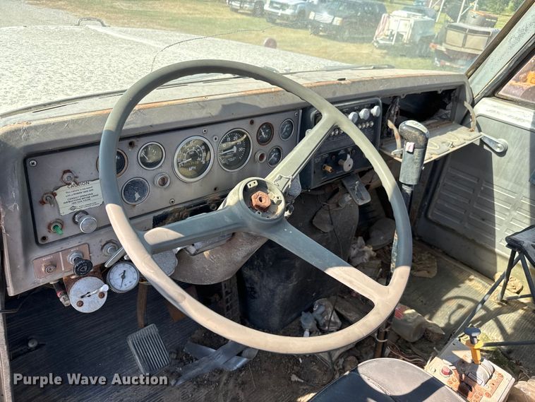 image for item MV9095 1971 Hendrickson semi truck