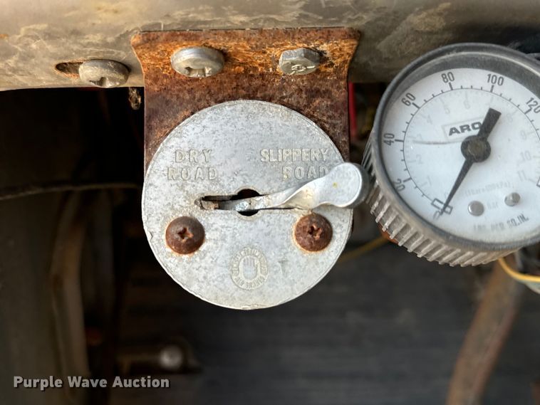 image for item MV9095 1971 Hendrickson semi truck