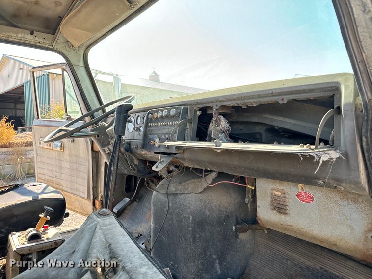 image for item MV9095 1971 Hendrickson semi truck