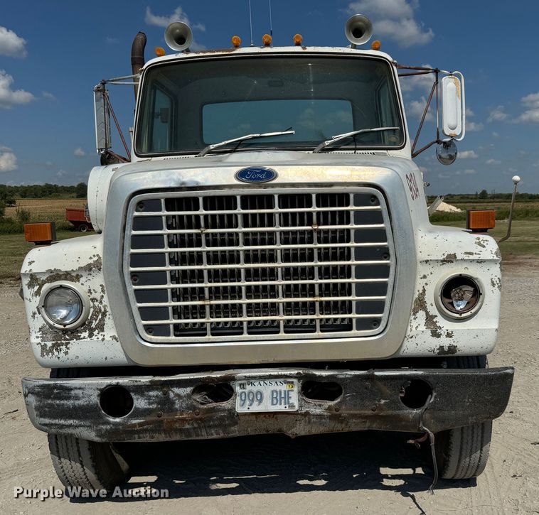 image for item MV9096 1986 Ford 9000 semi truck