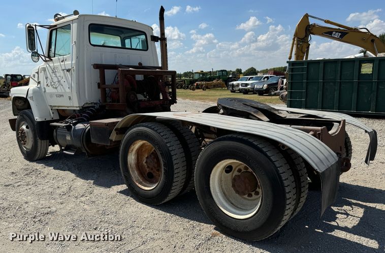 image for item MV9096 1986 Ford 9000 semi truck