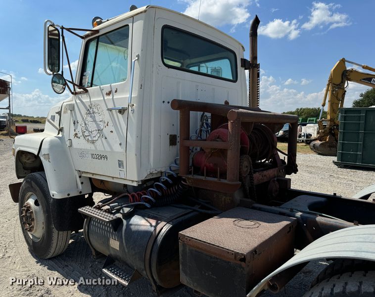 image for item MV9096 1986 Ford 9000 semi truck