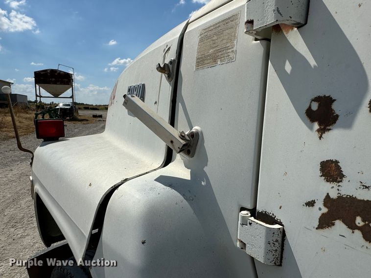 image for item MV9096 1986 Ford 9000 semi truck