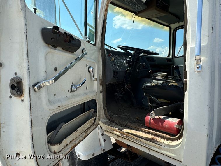 image for item MV9096 1986 Ford 9000 semi truck