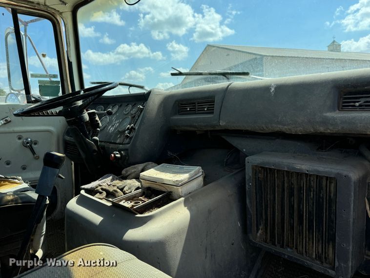 image for item MV9096 1986 Ford 9000 semi truck