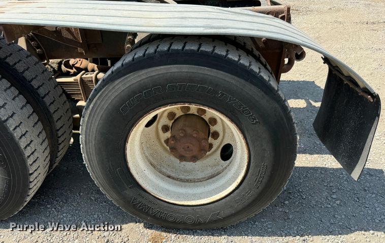 image for item MV9096 1986 Ford 9000 semi truck