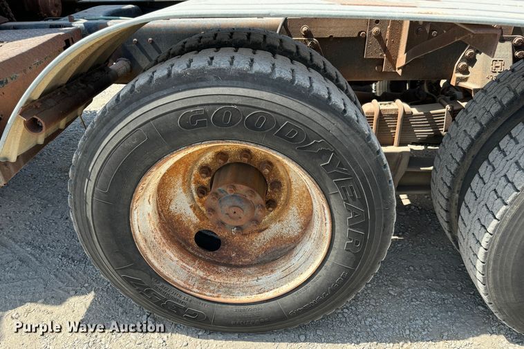 image for item MV9096 1986 Ford 9000 semi truck