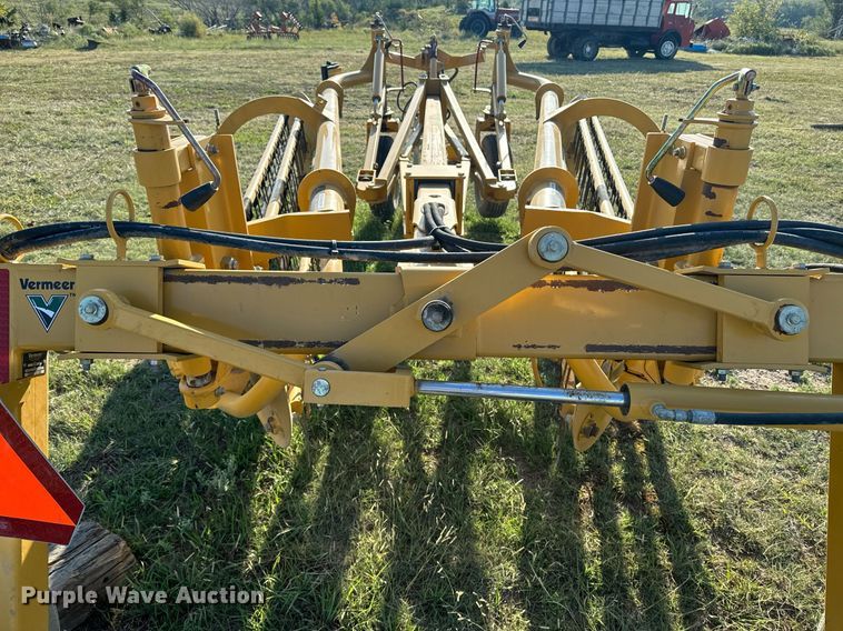 image for item OE9237 2008 Vermeer R2300 hay rake