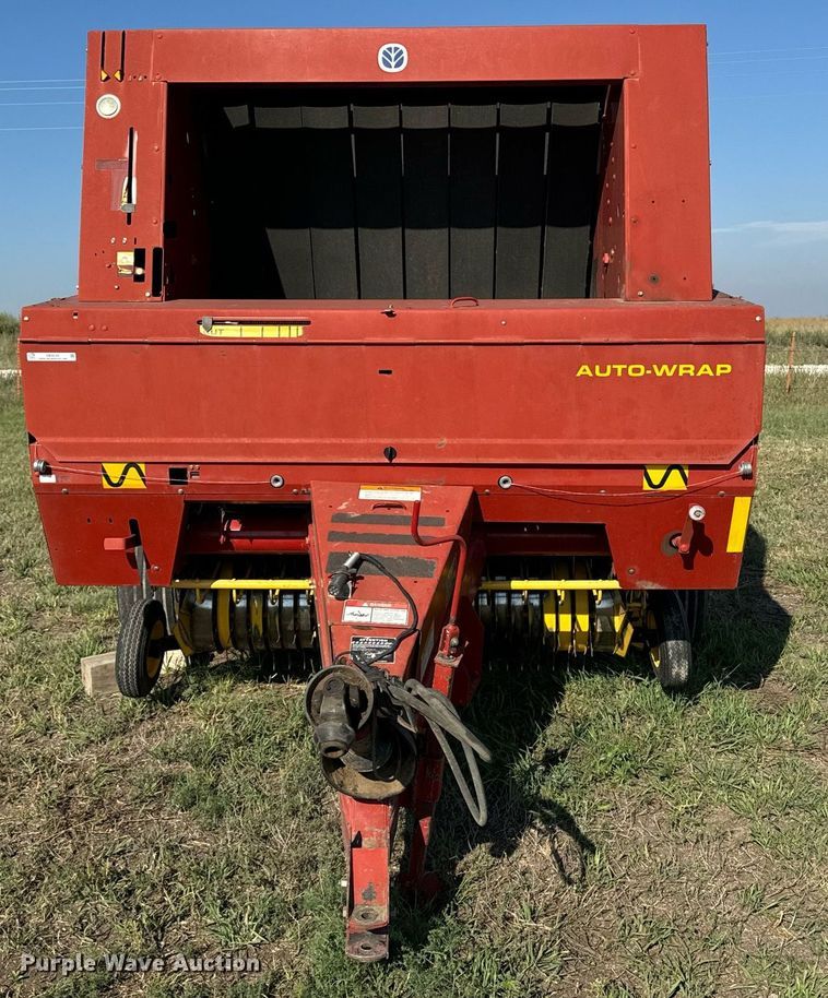 image for item OE9242 2001 New Holland 688 round baler