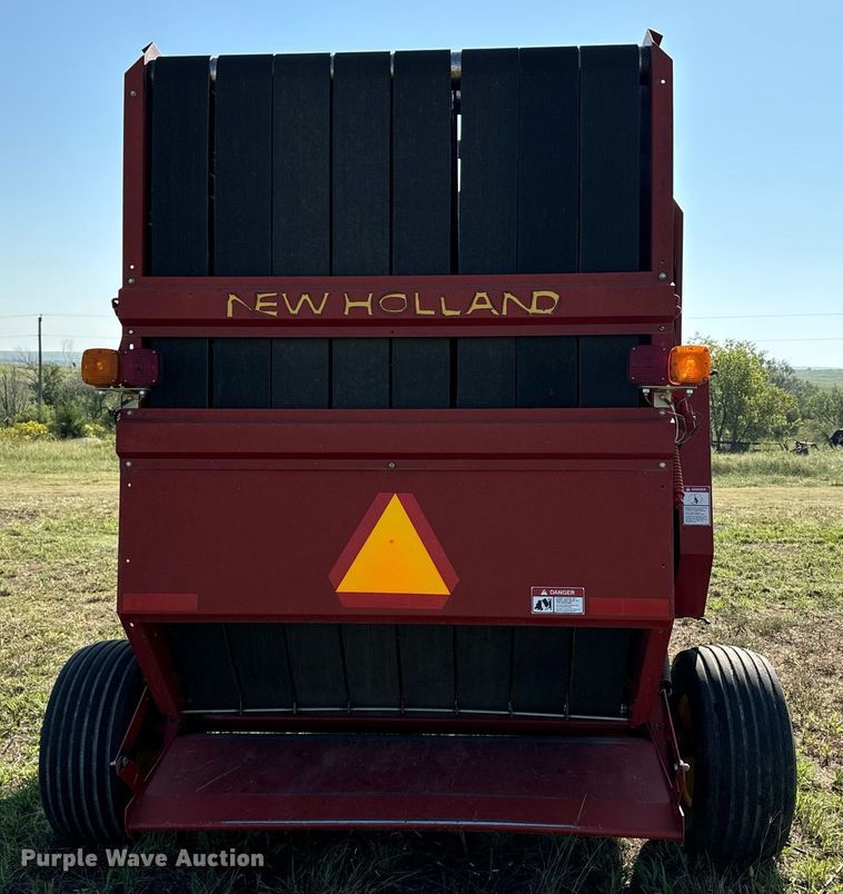 image for item OE9242 2001 New Holland 688 round baler