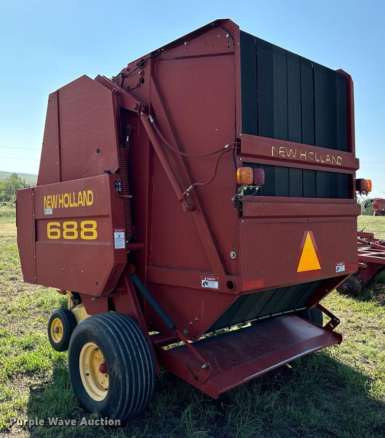 image for item OE9242 2001 New Holland 688 round baler
