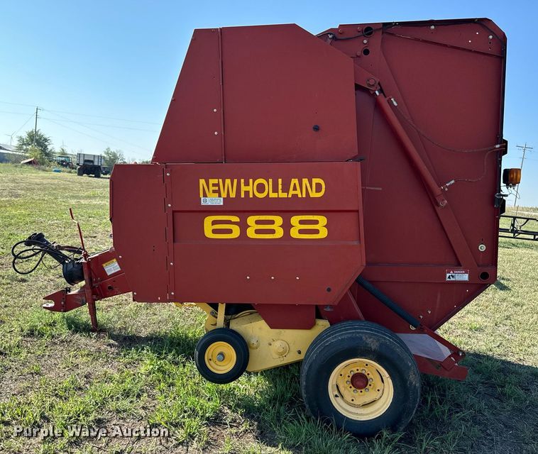 image for item OE9242 2001 New Holland 688 round baler
