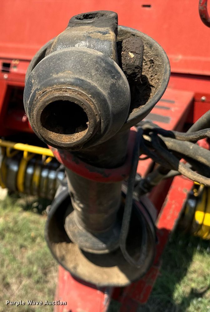 image for item OE9242 2001 New Holland 688 round baler