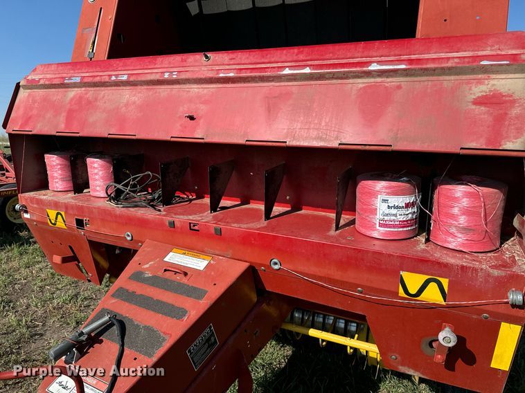 image for item OE9242 2001 New Holland 688 round baler