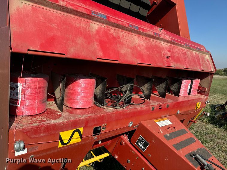 image for item OE9242 2001 New Holland 688 round baler