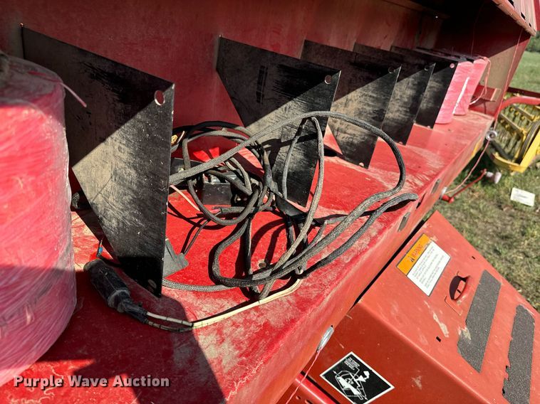 image for item OE9242 2001 New Holland 688 round baler