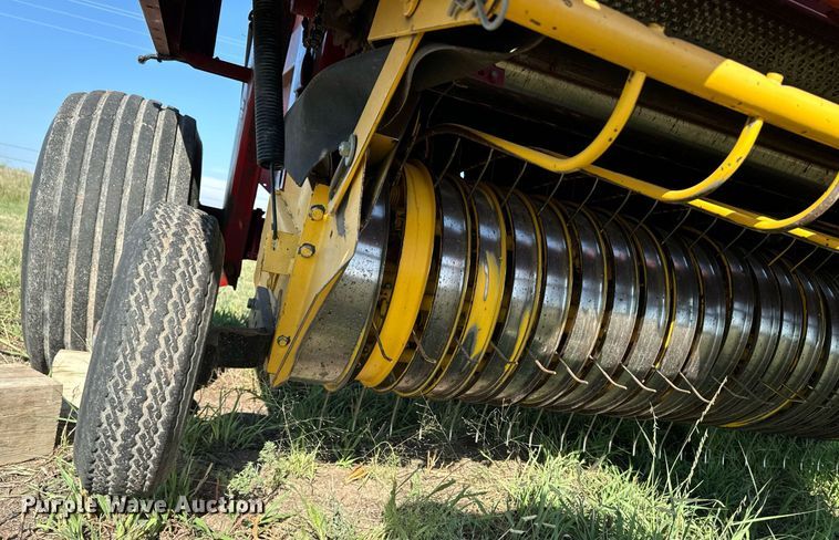 image for item OE9242 2001 New Holland 688 round baler