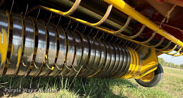 image for item OE9242 2001 New Holland 688 round baler