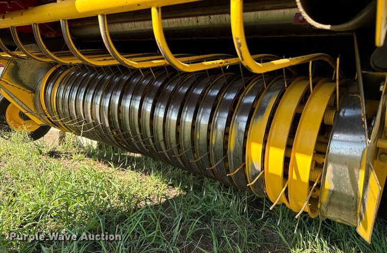 image for item OE9242 2001 New Holland 688 round baler