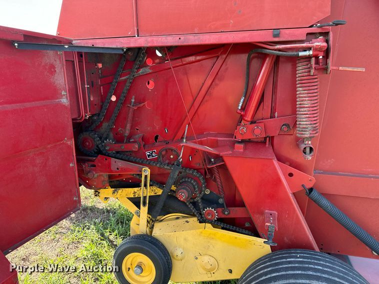 image for item OE9242 2001 New Holland 688 round baler