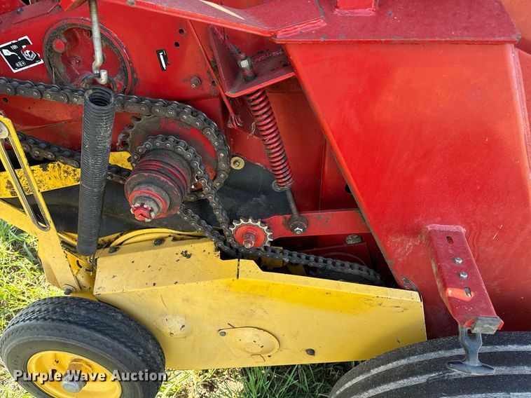 image for item OE9242 2001 New Holland 688 round baler