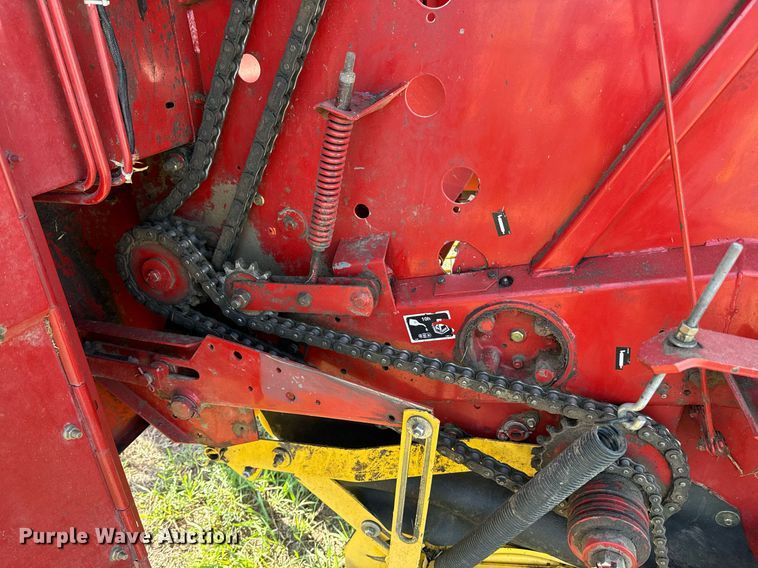 image for item OE9242 2001 New Holland 688 round baler