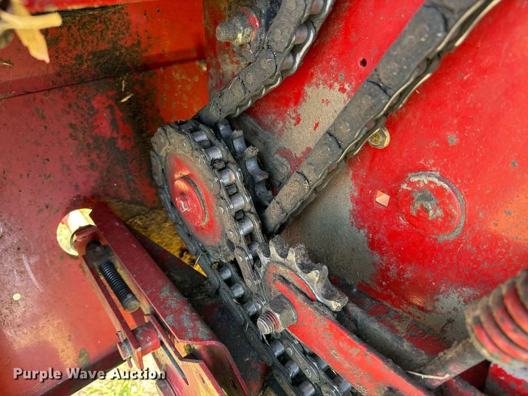 image for item OE9242 2001 New Holland 688 round baler