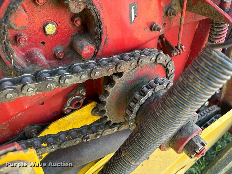 image for item OE9242 2001 New Holland 688 round baler