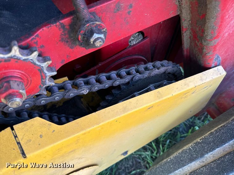 image for item OE9242 2001 New Holland 688 round baler