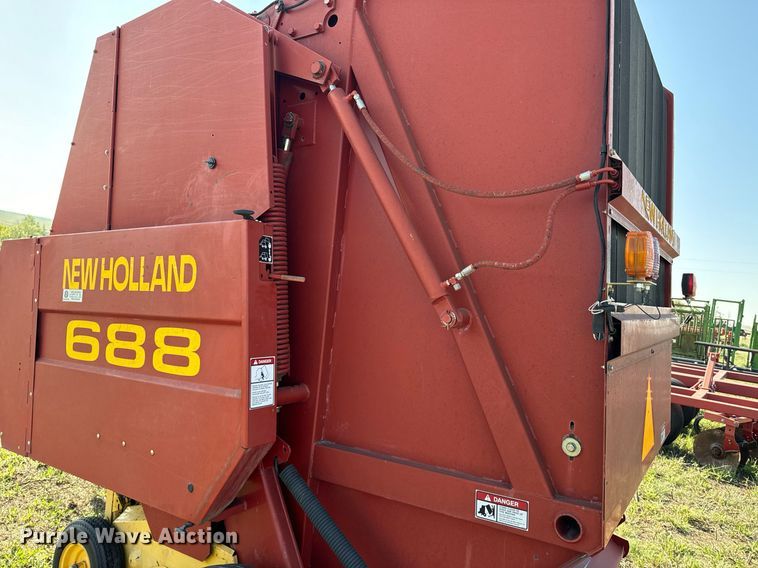 image for item OE9242 2001 New Holland 688 round baler