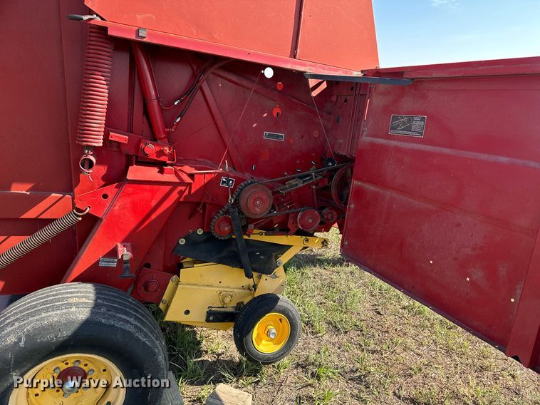 image for item OE9242 2001 New Holland 688 round baler