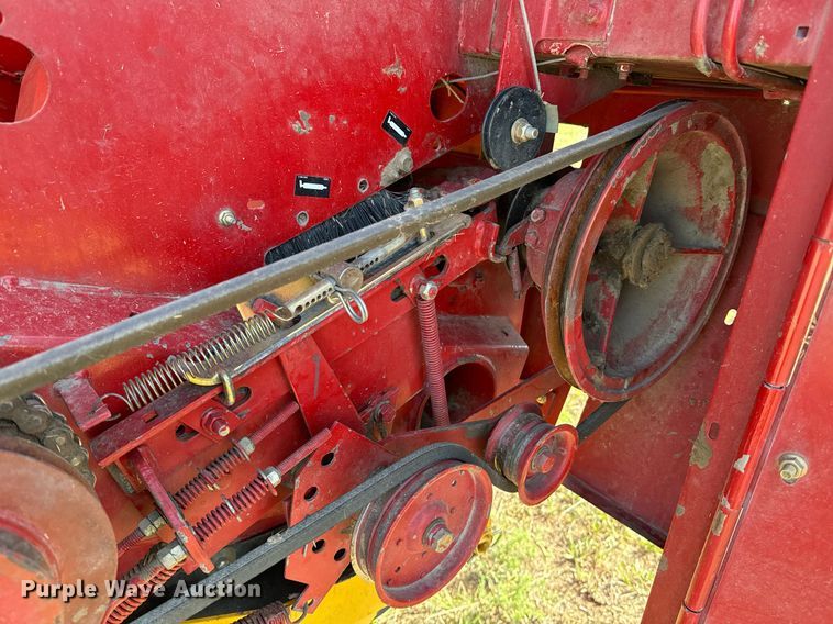 image for item OE9242 2001 New Holland 688 round baler